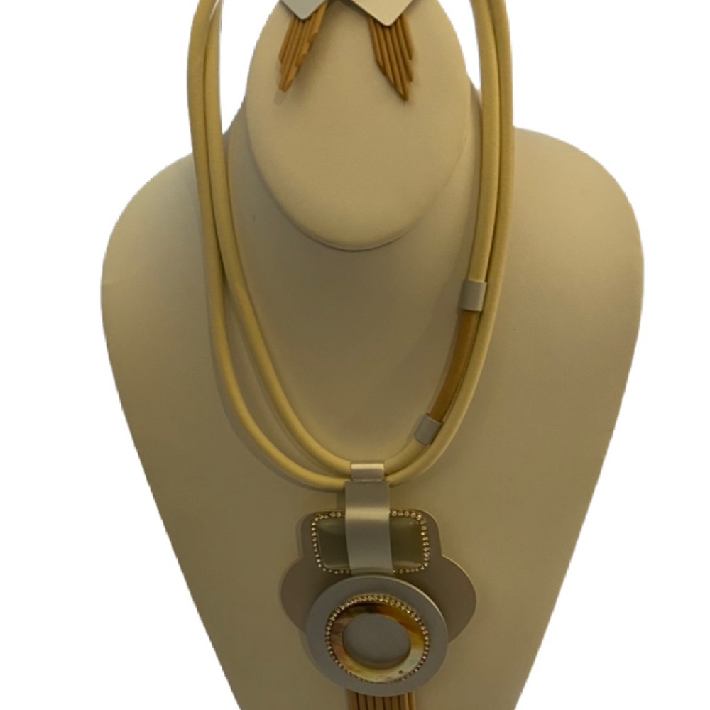 Elegant Gold and Cream Necklace Set